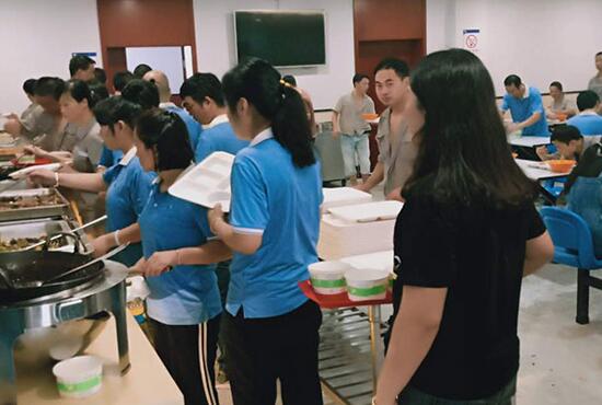 食堂承包公司不榨取員工伙食費靠什么賺錢？